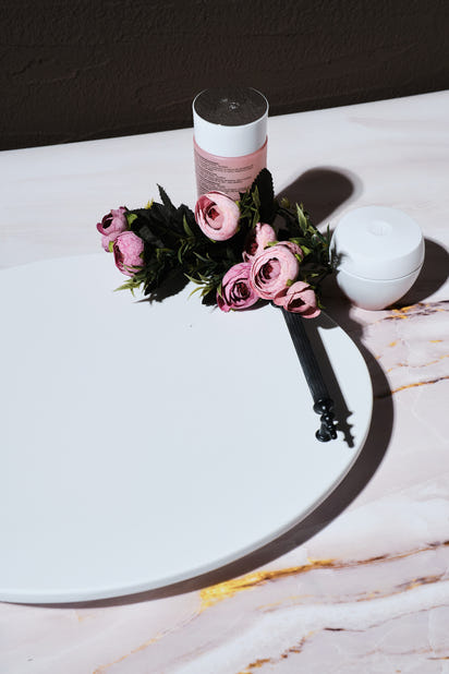 Beyaz Doku Siyah Kulplu Yuvarlak Sunum Tepsisi