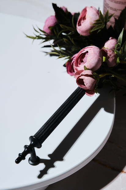 Beyaz Doku Siyah Kulplu Yuvarlak Sunum Tepsisi