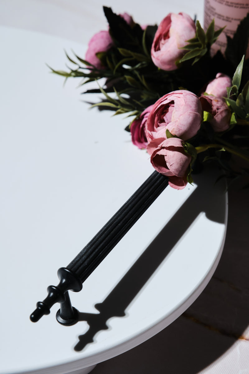 Beyaz Doku Siyah Kulplu Yuvarlak Sunum Tepsisi